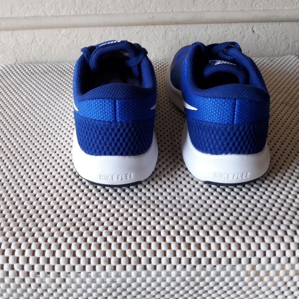 Nike - Picture 3 of 5